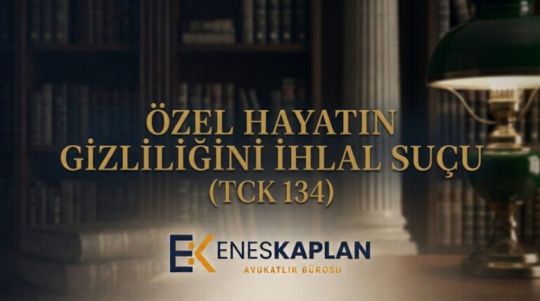 Özel hayatın gizliliğini ihlal suçu (TCK 134) nedir, cezası ne kadar? Kayıt ve ifşa hâlleri, şikâyet süresi, uzlaştırma ve HAGB tablolarla anlatılıyor.